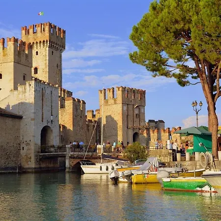 Downtown Peschiera, Easy With Wi-fi And Parking *
